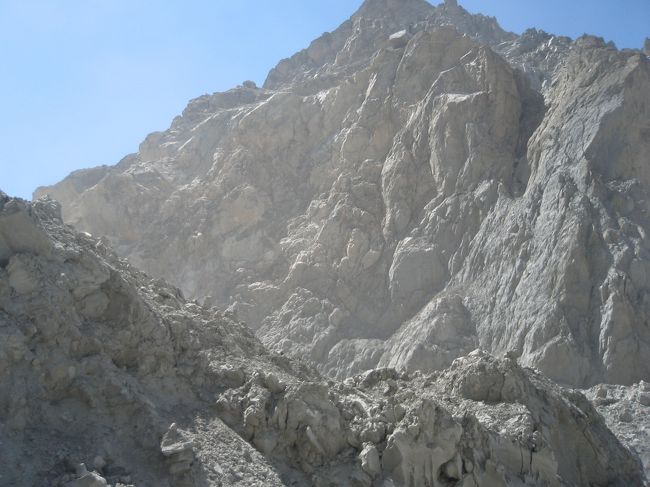 山が崩れたのでしょうか。凄い光景です