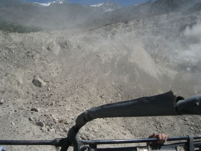 埃まみれになり、フレームにしっかりつかまって作りたての道を上ります