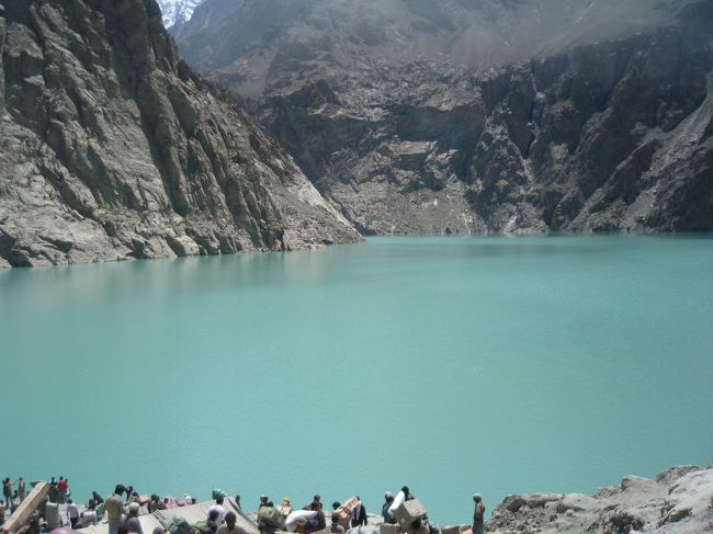 湖岸は船着場で、ボートにより上流側と行き来できるようです。この湖底にカラコルムハイウェイが沈んでいます