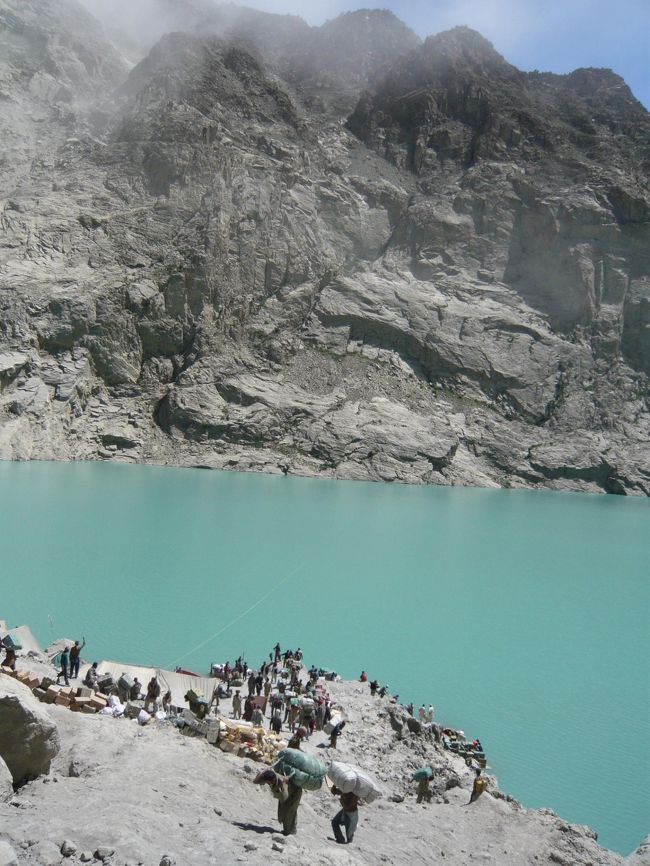 中国からボートで運ばれてきた物資を運ぶ人々が、崩れた土砂の斜面を上ってきています。ご苦労なことです