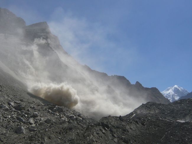 斜面で崩壊が発生したようです。土埃が迫ってきて恐怖を感じます。この付近はまだ安定していないようです。グルミットに行くことをボート主に交渉するも地元民優先ということで引き返します