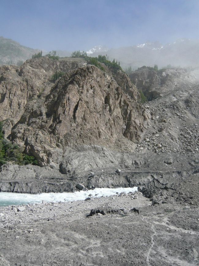 湖を作っている土砂堰の上から、湖面の水がオーバフローしています。今のところ、土砂堰が決壊する恐れはないとのことでしたが、今後とも大災害にならないことを祈るばかりです