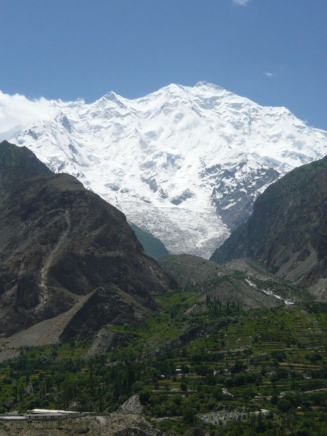 カリマバードに２泊した後、翌日キルギットに向けて移動します。途中ラカボシを違った角度から眺めます