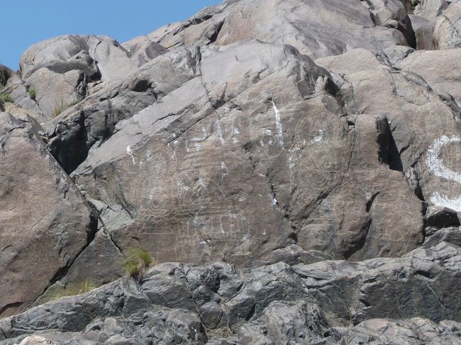 キルギットで１泊した後、更に南下してペシャム→イスラマバードを目指します。キルギットを出た後、インダス川沿のチラス近郊にある１０世紀頃描かれた岩絵を見学します