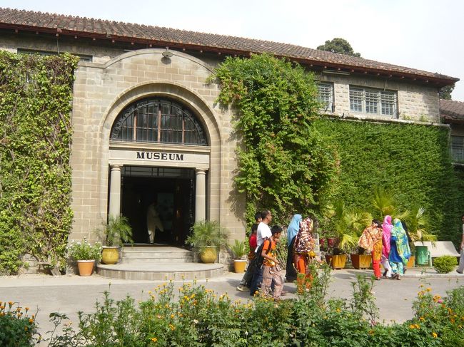 ペシャムで１泊した後、イスラマバード近郊のタキシラ遺跡を見学します。こちらは博物館で、ガンダーラ美術等見ごたえのある展示品が多くあります。博物館で予習をしたのち遺跡を巡ります。遺跡は広範囲に分布しており、バスで移動します