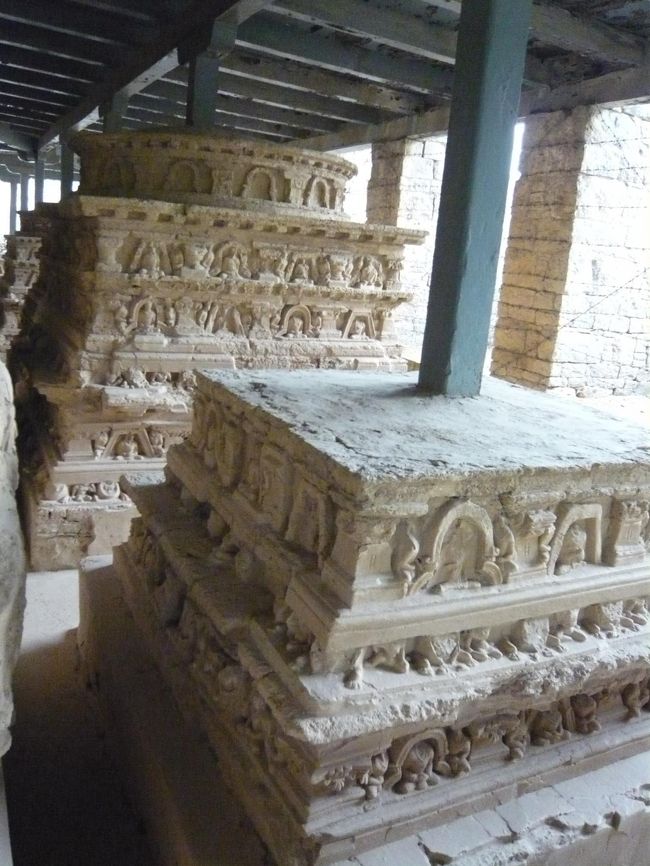 ジョーリヤーンに残されているストゥーパの基壇に刻まれている模様です