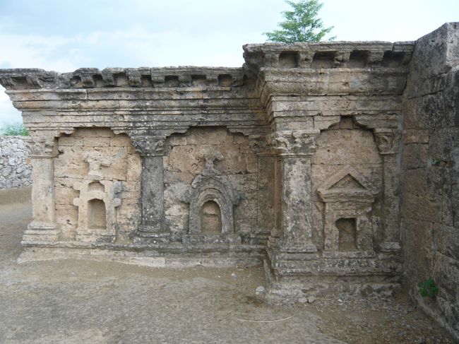 基壇に刻まれた装飾です。ギリシャ神殿、仏教寺院、ペルシャ式支柱など見られます