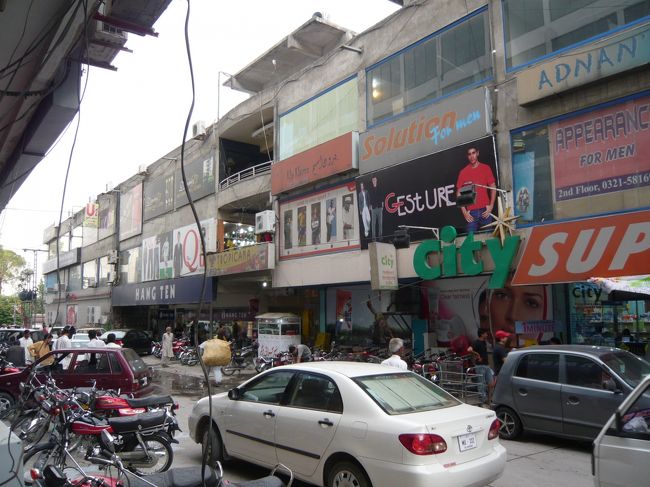 最終日、イスラマバードの街中で夕食をとります。ここには２０１０年７月、「渡航の是非を検討してください」との危険情報が出ていますが、街を散策するも、特に危険を感じることはありませんでした<br /><br />北部パキスタン冒険行　おわり<br />最後までご覧いただき有難うございました