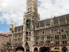 午後はミュンヘンの待ち歩き。
マリエンプラッツにそびえ立つ新市庁舎。前日の夜にライトアップされてる新市庁舎を初見した時は「うわぁ、すごっ！」と思わず発してみとれてしまった。

偶然12時のちょっと前にマリエン広場にいたので、からくり時計が見れた。
（夏季は11時・12時・17時に人形が踊る）
感想？　ふ〜ん・・・って感じ。わざわざ予定を変更してまで見にくる価値は無い・・・かな。

そうそう、その頃、ドルをユーロに両替したんだっけ。ポーランドで大失敗をした経験から、「レートが多少悪くても、ちゃんとした所で替えよう」と決めていたので、マリエン広場の角にある「ドイツ銀行」に行った。

両替の窓口は地下にある。ドイツでは両替するたびに手数料を取られるので、なるべく回数は少なくした方がいい。（私たちの両替はこの１回だけ）
ドイツ銀行での手数料は5.5ユーロだった。

私の次に両替したアメリカ人の女性が、「ええぇぇ〜、手数料が5.5ユーロォ？？？アンビリーバボーッ！！！」と大騒ぎしていたけど、銀行も商売しなくちゃならないんだからそんなモンじゃないの？

ポーランドの両替で損をした額に比べると微々たる額だから、私は気にならなかったな。