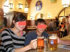 街歩きでお腹をすかせた後は、ビールLoverの聖地、ホフブロイハウスへ（http://www.hofbraeuhaus.de/）。

５時頃に行ったらすいていて、落ち着いて食事が出来た。ここ、食べ物が意外と美味しくてお値段もお手頃。

ドイツでウェイターさんに差し上げるチップは、ポーランド同様に10％が目安。アメリカではいつも20％あげているので得した気分（？）。