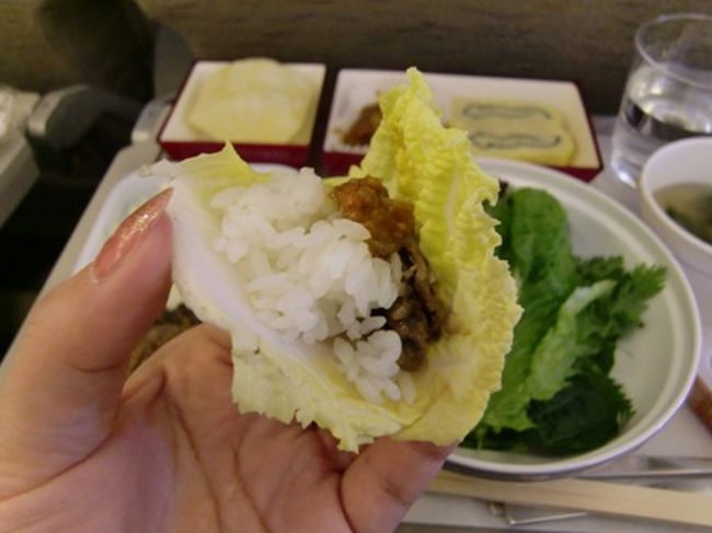 葉っぱに ご飯とお肉（プルコギ）を乗せ、包んで食べます。<br /><br />葉っぱによっては、ちょっとクセのあるものもありますが、美味しくいただきました♪