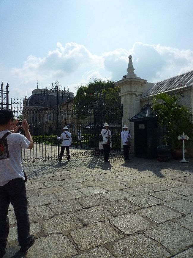 王宮に行く途中で、王宮の警備の交代が行われてました。