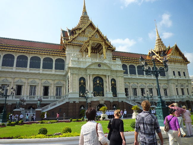 チャクリー・マハ・プラサート宮殿<br /><br />洋風とタイ風の折衷様式です。写真の万ンかよりちょっと上の金色の市中があるところはテラス？になっていて、記念行事の際は国王様が出てくるそうです。<br /><br />見学している最中に、いかにも高そうな車がやってきて、それをよけようとしたら水をまいた直後の植え込みに足を突っ込んで盛大によごれました（笑）<br />ガイドさんいわく、車でやってきた方は結構エライ方だったようです。