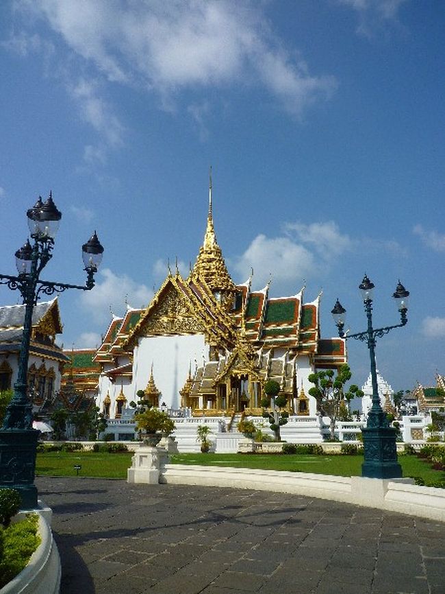 ドゥシット・マハ・プラサート宮殿<br /><br />普段は入場できないそうなんですが、運よく（？）入場できました！<br />中は残念ながら撮影禁止なので撮影はできませんでしたが。<br />小学校高学年ぐらいの子たちが、日本でいうところの社会科見学で数十人きてました。