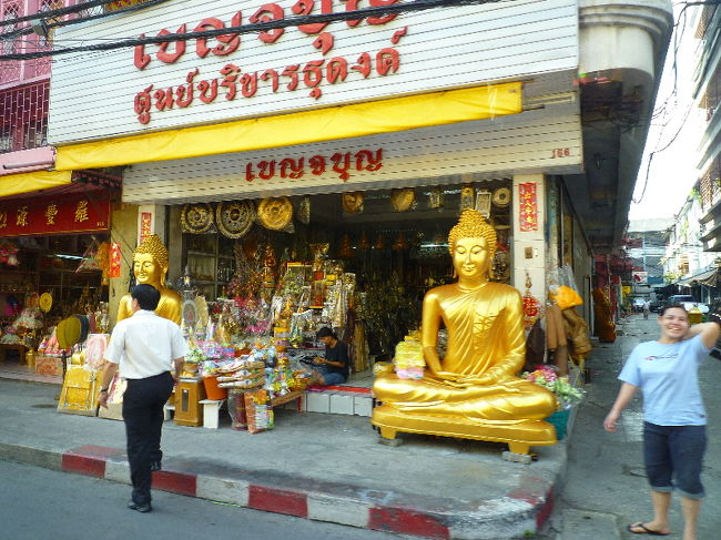 寺院観光を終えて、お昼を食べるために移動。<br />移動中もカメラは離さない…！！！！！<br /><br />仏具街を通ったんですが、このでかい仏像…売り物？？<br />どんな人が買うんだろう…？？