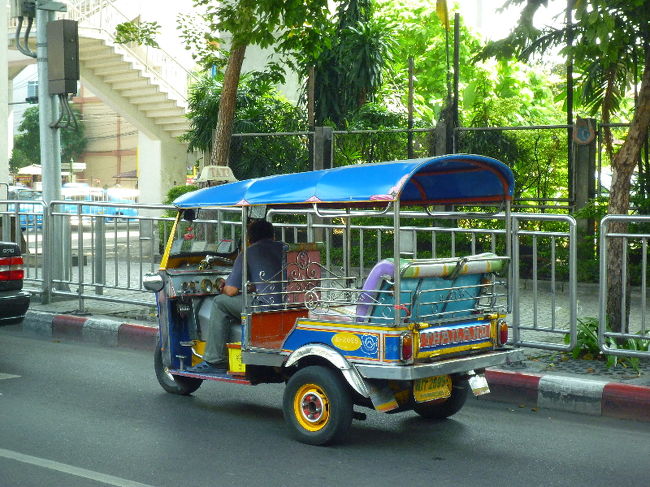 街中にとまっているトゥクトゥクを面と向かって激写する度胸が無いので、移動中の車から激写！！<br /><br />今回の旅では乗らなかったので、次回は挑戦してみたい！