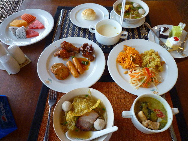 昼食はタイ料理のバイキングでした。いただきます！！<br /><br />口に合うもの、合わないものそれぞれあったんですが、今回の旅行で大ハマリしたのはタイの麺！！<br />麺の種類は５種類（米麺で太さが異なる３種類と卵麺、インスタント麺）でどれもおいしかった…！！ <br />この昼食べたのは卵麺のバミー。日本人はきっと好きな味…！！ <br /><br />昼食を食べて寺院観光は終了！！ <br />夜のショーの割引チケットを買うために、H○Sバンコク支店に行くという話をしていたら、ホテルでなく支店近くで降ろしてくれました…！ <br />明日も同じガイドさんなので、また明日〜！といってお別れしました。