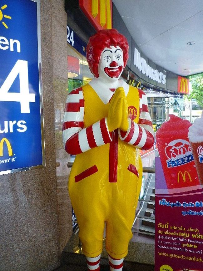 タイに来たら絶対にこの写真は撮って帰ろうと心に誓っていました…！！<br /><br />教祖様、ワーイをするの図。<br /><br />…何となく目が怖い…<br /><br /><br />割引チケットを購入し、スタバでタイ限定タンブラーもゲット！ <br />ホテルまではBTS（高架鉄道）で１駅だったので街並みをみながらてくてく歩いて帰りました。…暑い＆足が痛かったけど…ｗｗｗ <br /><br />ショーは夜なので、それまでホテルでしばし休憩。 