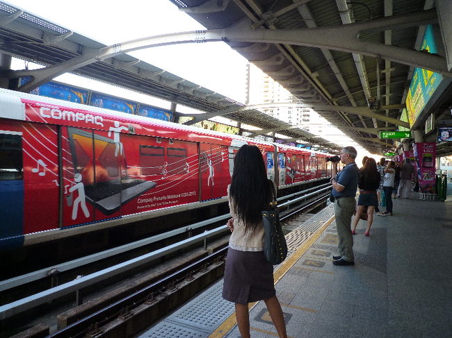 ２時間ぐらい休憩をとってBTS＆地下鉄で移動〜！！ <br />最寄駅はこんな感じ。 <br /><br />電車内ではタイ語はもちろん、英語、フランス語？、スペイン語？、日本語、中国語といろんな言語がとびかってました…。 <br />日本ではなかなかない経験。 <br /><br />地下鉄の駅を降りて、無料送迎バスを待っていたんですが、２０分ぐらいたっても来ず。おかしいなぁ〜と思っていたら… <br /><br />降　り　る　駅　間　違　え　て　た<br /><br />急いで目的地の駅に行ったら、すぐに送迎バス来ました（笑）<br />気づいてよかった…！！！ 