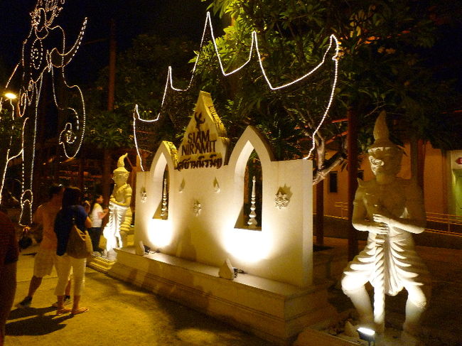 ニューハーフショーと最後の最後まで迷ったんですが、昼間の観光がザ・王道な観光なので、ちょっとマイナー（？）なところをチョイス！<br /><br />来たのはサイアム・ニラミット！！ギネスにも登録された巨大劇場で、タイの歴史や宗教観を２時間ほどのショーで見れます。 