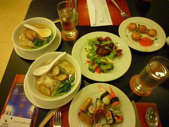 まずはご飯！！夜もバイキング。<br /><br />そして忘れず麺を（笑）というか、麺を逃すとメインがなくなる…！！！<br /><br />この時私が食べたのはセンレック（幅３・４mmの麺）でこれもおいしかった…！！ <br />母親がどこからともなく持ってきた寿司は…え？これがお寿司！？ <br />…って感じでした。寿司じゃねぇええええええ！！！！（笑）