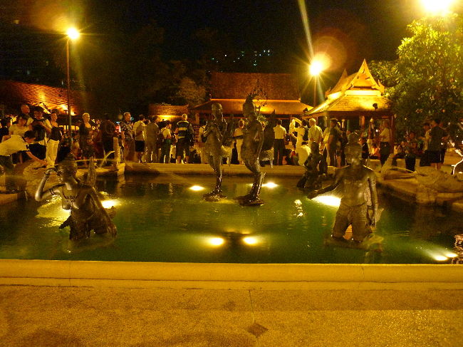 噴水。ライトアップされてキレイです。