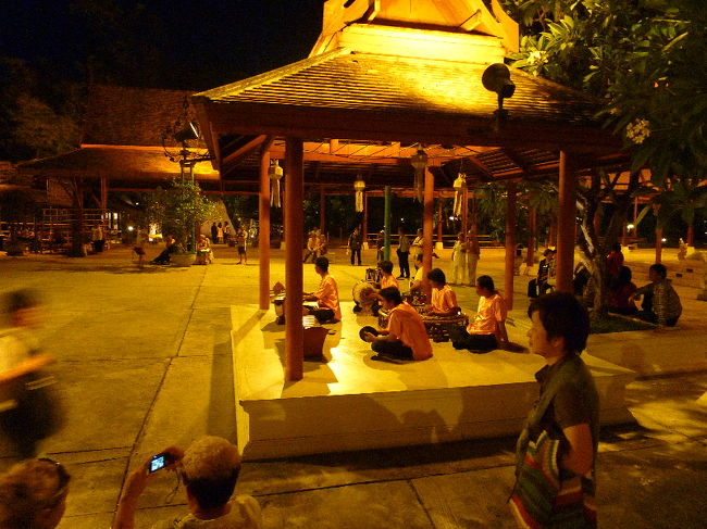 その脇では民族音楽の生演奏。<br /><br />ショーだからですからね？欧米の方が多く、アジア人はあんまり見なかったです。<br /><br />ショー見終わって時間は22時ぐらいかな。<br />帰りはスムーズに帰れました。結構遅い時間だったんで、母娘2人で心配だったんですが、ホテル近くも人通りは多く問題なかったです。