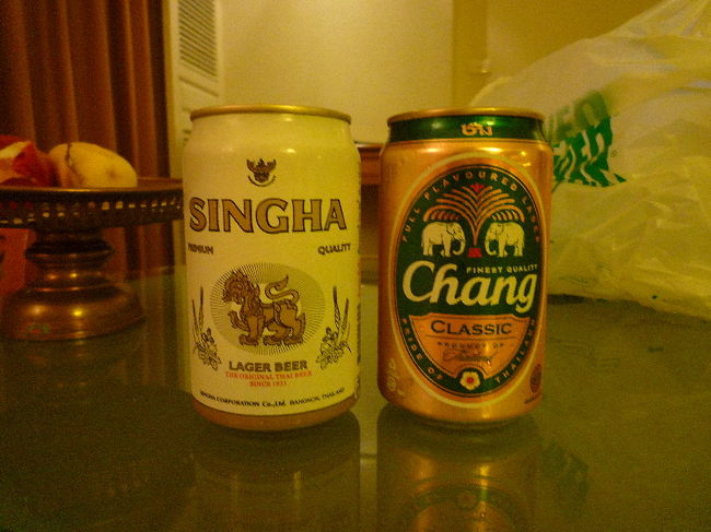 ホテルにて。<br /><br />やっぱり、一日の疲れをとるにはビールですよね！！<br />SINGHAの方がさっぱりして苦みも少なくて好きでした。
