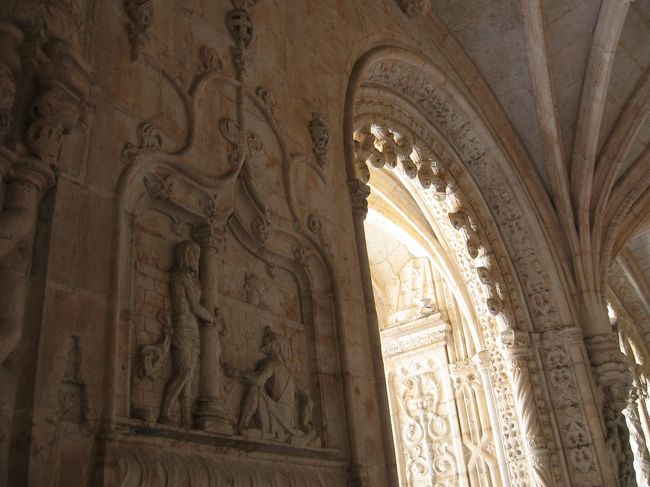 まずは1階の回廊<br /><br />内側にも美しい彫刻が施されています。