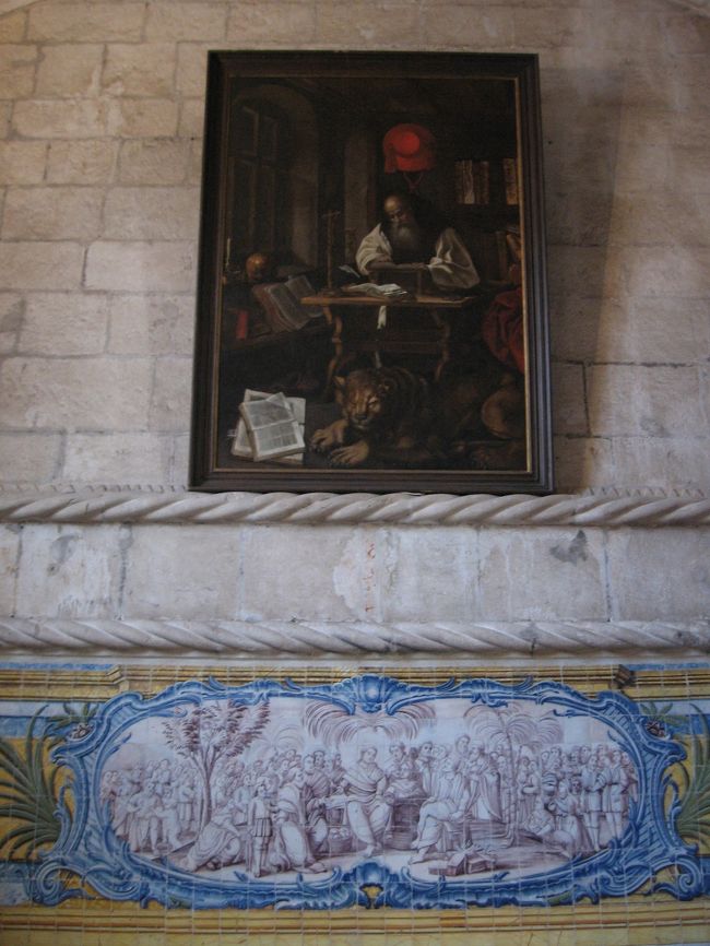 絵画とアズレージョで飾られた部屋