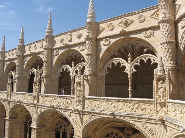 柱の前には1体ずつ彫像が。