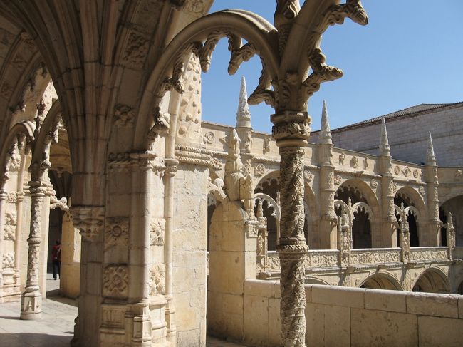 彫像は柱ではなく、手すり部分に作られています。