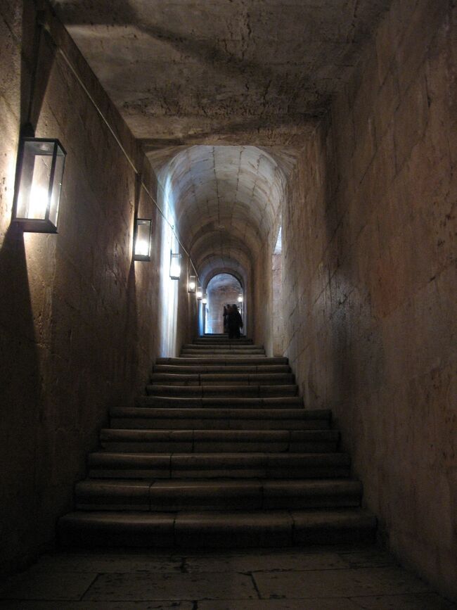 聖母マリア教会の二階部分へは、修道院から上がるようになっています。<br /><br />こちらは、教会の聖歌隊席へと続く階段