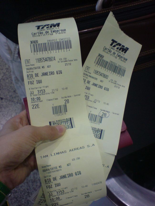 １２月２７日　リオ→イグアス <br /><br />雨の降る中、リオからイグアスへ飛ぶ。２時間ほどの飛行時間。飛行機もかなり小さい。 <br />イグアスはカンカン照りのお天気で、空から眺める地上はジャングルのような原生林と大きな川が広がっている。<br /><br />イグアス飛行場へ着くと、自分で飛行機から降りて滑走路？を歩いて税関へ向う。オーストラリアのエアーズロックに少し似てると思った。ここはリオよりもまだ暑いみたい。