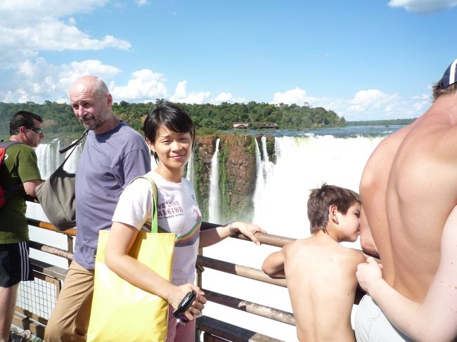 ホテルのツアーデスクでタクシーを呼んでもらう。バス停へ向う途中、どう考えてもタクシーのあんちゃんがブラジルの国境を越えようとしていて「今、私たちどこに居るの？」と英語で尋ねるも通じないので運転手が英語の分かる人に電話を掛けてくれた。 <br />結局、そのままタクシーでアルゼンチン税関を通り（出入国スタンプゲット！）アルゼンチン側のイグアスの滝へと連れてってもらった。滝へ行くには国立公園の中（もちろん有料）へ入り、汽車に乗り換えて目的地へ。 <br />
