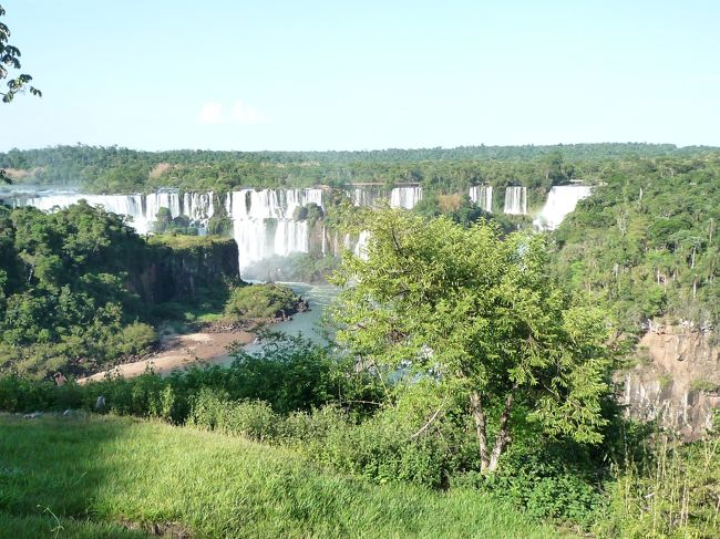 ブラジル側はイグアスの滝全体を見渡せるようになっていて、私はアルゼンチン側よりもこちらの方が気に入った。何十個の大小の滝が見渡せる。<br /><br />