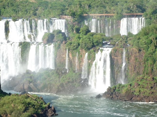 どちらも時間があんまり無くてゆっくり見ることができなかったけど、他にもボートに乗って滝に近づいたり、何時間も歩くコースがあったり楽しめるようです。 