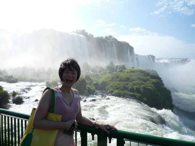 滝つぼに近づける遊歩道？がついていて、そこへ行くと水しぶきを浴びることができる。これぞ超マイナスイオン！べっそべそに濡れながらカメラを回し続けました。