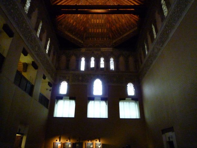 マドリードからバスで到着し、荷物をバスターミナルのロッカーに預けてタクシーで移動しました。<br />トレドは小さな町なので、徒歩十分回れますが、バスターミナルや駅からは結構離れています。<br />加えて街中のタクシー乗り場もアルカサル付近に１ヶ所しかないので、まずタクシーで自分の見たいモニュメントの中で最もタクシー乗り場から遠い所にあるものの前までタクシーに連れて行ってもらって、後はアルカサル方面まで歩いて行くのがお勧めです。<br /><br />我々は最初にエル・グレコの家へ行きました。<br />入場料は2.4ユーロ。<br />グレコのアトリエや絵画などがありましたが、彼自身が実際ここに住んでいたわけではないので要注意です。