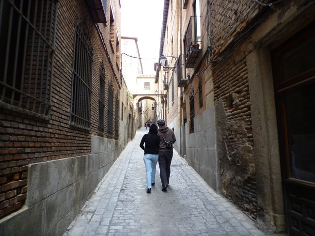トレドは散歩がとても楽しい街です。<br />中世のような街並みは全てが絵になります。<br />さすが世界遺産。