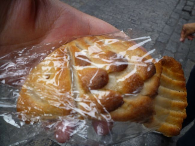 マサパンはアーモンドと砂糖をねって作った菓子で、トレドを占領したアラブ人によってもたらされたらしいです。<br />サント･トメのマサパンは魚の形をしています。<br />甘くて美味しかったです。