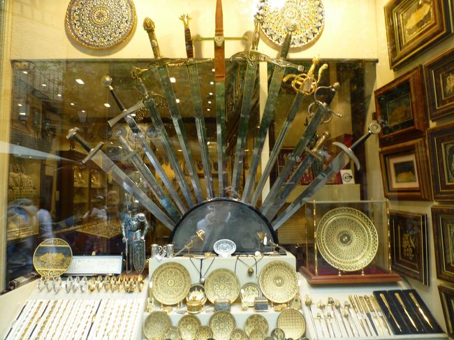 ナイフや剣のレプリカもたくさん売っています。<br />店員さんの許可を得て勇者気取りの写真を撮ったりもしました。<br />……若干引かれましたが。