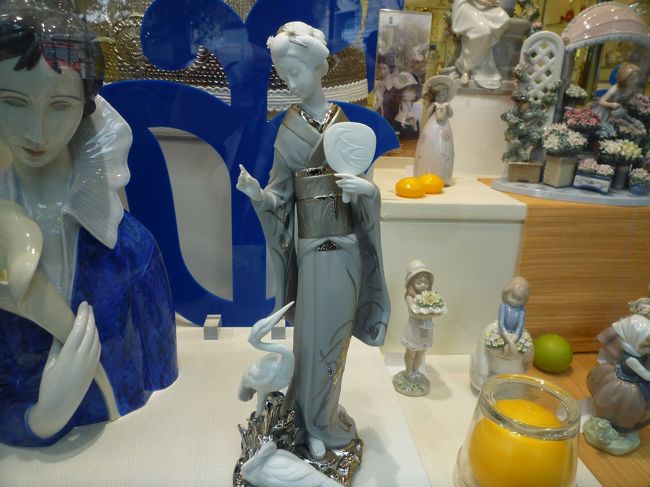 リヤドロの店で陶器も見ました。<br />どれも綺麗でしたが、やはり手は出ません(笑)