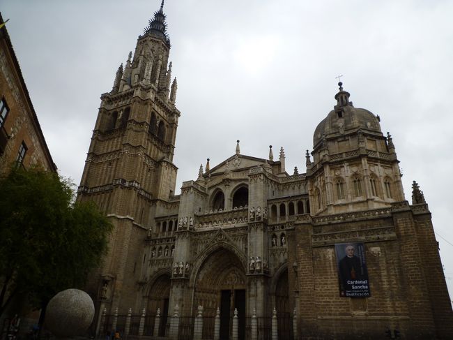 こちらがトレドのカテドラルです。<br />スペイン国内ではセビリアに次いで２位、世界では４番目に大きな大聖堂です。<br />入場券は6ユーロで、チケットはカテドラル入口の真向かいにある建物で買えます。<br /><br />内装もとても綺麗でした。<br />スペインの大聖堂はとても雄大かつ華麗な美しさがあります。<br />金銀財宝や絵画も多く展示されているので必見です。<br /><br />ちなみに中は撮影禁止です。
