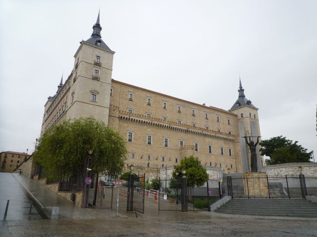 カテドラルを出ると、雨が降ってきました。<br />濡れた石畳がツルツル滑る…。<br />おまけに坂道ばかりで足が痛い…。<br />アルカサルに到着した時にはすっかり疲れてしまいました（笑）<br /><br />ここの隣の広場にタクシー乗り場があります。<br />付近のバルで小休止した後、タクシーでホテルまで向かいました。<br />（一旦バスターミナルまで行ってもらい、荷物を回収。）