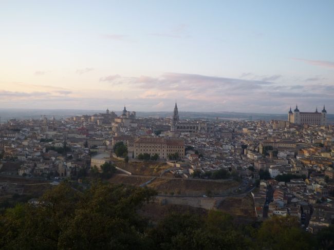 暮れゆくトレド。<br />暁に染まっていく街はとても美しかったです。