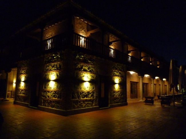 パラドールもライトアップ！<br />貴族の館と聞いていたので勝手に派手なイメージを抱いていたのですが、外装は案外落ち着いた雰囲気です。