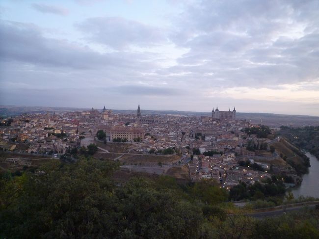 明け方のトレド。<br />まだ街灯の明かりがちらほら見えます。