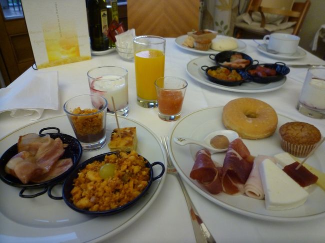 パラドールの朝ごはん。<br />食事は期待できないという噂でしたが、普通に美味しかったです。