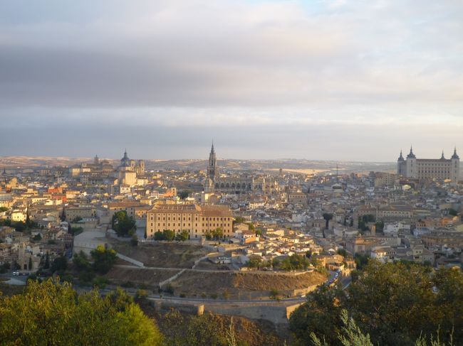 朝日差すトレド。<br />この素晴らしい景色も見納めです。<br />また絶対行きたいと思います。